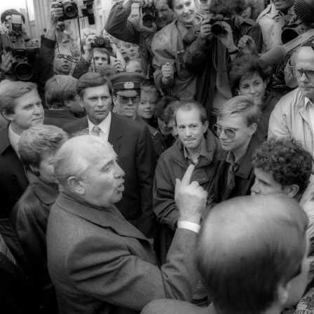 Der zu einem Staatsbesuch in der DDR weilende sowjetische Präsident Michail Gorbatschow spricht am 6.10.1989, am Vorabend des 40. Jahrestages der Gründung der DDR. auf der Straße Unter den Linden in Berlin mit Bürgern der DDR.