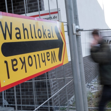 Wähler auf dem Weg zur Stimmabgabe anlässlich der Wahl zum Berliner Abgeordnetenhaus 