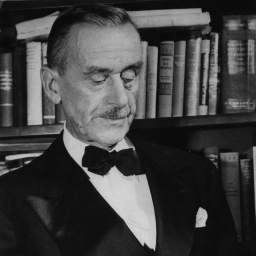 Thomas Mann macht sich im Juli 1945 in der Bibliothek des New Yorker Hunter College (USA) Notizen, bevor er eine Rede hält