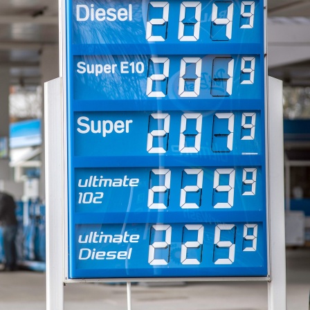 Die Preise für Kraftstoffe werden an einer Tankstelle mit über zwei Euro angegeben.