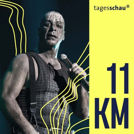 Till Lindemann als Sänger der Band Rammstein auf der Bühne. 