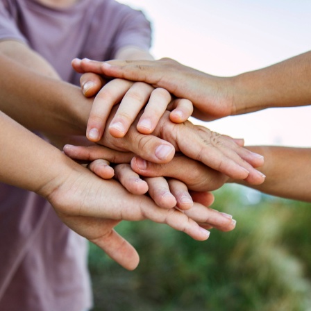 Menschen halten ihre Hände zusammen