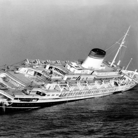 Die untergehende "Andrea Doria" nach der Kollision mit einem Kriegsschiff 1956