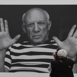 Medienschaffender fotografiert beim einem Presserundgang ein riesiges Porträt von Pablo Picasso, in der Fondation Beyeler in Riehen (2019).