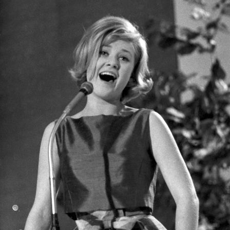 Die Schlagersängerin Gitte Haenning bei einem Auftritt im Jahr 1963 in schwarzweiß.