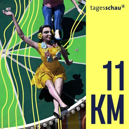 Neu gestaltete Frauenfiguren sitzen auf dem Oktoberfestgelände über dem Eingang am Teufelsrad.
