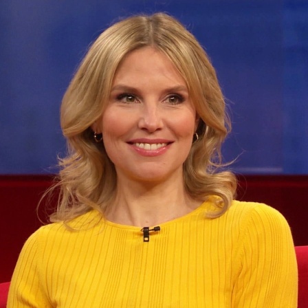 Ärztin und Moderatorin Dr. Julia Fischer zu Gast auf dem roten Sofa.