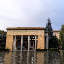 Ein Museum in Gori - Georgien mit Bäumen am Rande