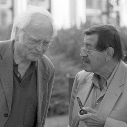 Martin Walser (l) und Günter Grass unterhalten sich am Mittwoch (15.09.1999) in Hamburg vor dem Funkhaus des Norddeutschen Rundfunks.