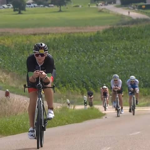 Teilnehmerinnen und Teilnehmer beim Rothsee-Triathlon fahren Fahrrad. | Bild: BR