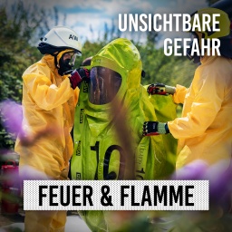 Zwei Feuerwehrleute mit ABC-Schutzanzügen