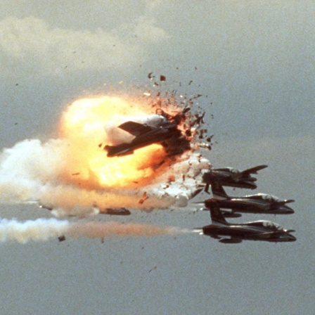 Ein Jet der italienischen Kunstflugstaffel Frecce Tricolori kollidiert 1988 mit zwei anderen Jets und explodiert auf einer Flugschau in Ramstein