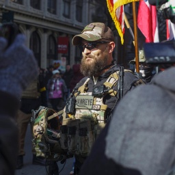 Ein rechtsgerichteter Demonstrant von der "Light Foot Militia", einer bewaffneten Miliz, in Richmond, Virginia, USA, 2020.