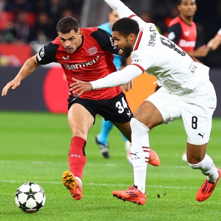 Leverkusens Granit Xhaka im Zweikampf mit Milans Ruben Loftus-Cheek