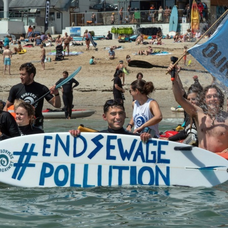 Die Gruppe "Surfers against Sewage" protestiert gegen die Einleitung von ungeklärtem Abwasser ins Meer im Vereinigten Königreich.