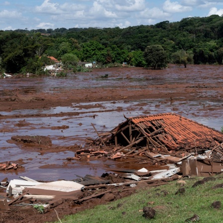 Ein Haus liegt in Trümmern, nachdem ein Staudamm bei Brumadinho gebrochen ist.