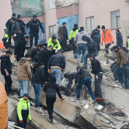 Menschen suchen nach einem Erdbeben in Diyarbakir in Trümmern nach Überlebenden.