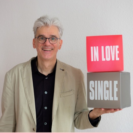 Single- und Paarberater Christian Thiel lacht in die Kamera.