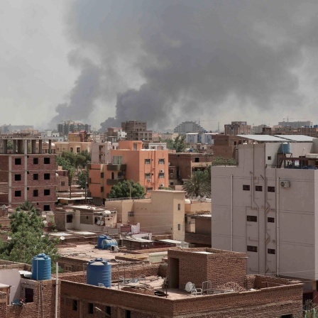 Rauch steigt über der Skyline von Khartum im Sudan auf. 