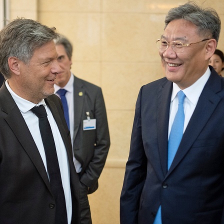 Wirtschaftsminister Robert Habeck spricht bei einem Termin mit Wang Wentao, dem Handelsminister von China.