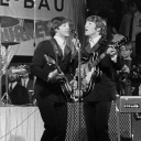 München, 1966: Die Beatles, (l-r) George Harrison, Paul McCartney, John Lennon und im Hintergrund am Schlagzeug Ringo Starr, treten im Circus Krone-Bau auf.
