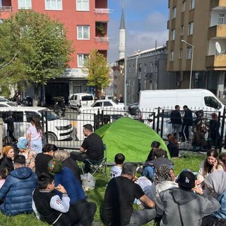 Nach mehreren Erdbeben in der türkischen Stadt Istanbul halten sich viele Menschen im Freien auf