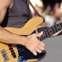 Ein Straßenmusiker in Paris spielt Bass.