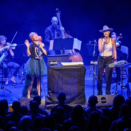Archiv: CocoRosie bei einem Konzert (2024)