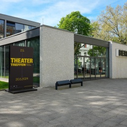 Ein Plakat mit der Aufschrift "Theatertreffen" steht vor dem Eingang des Hauses der Berliner Festspiele in der Schaperstraße..