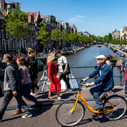 Fahrradfahrer und Spaziergänger in Amsterdam