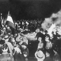 Bücherverbrennung auf dem Opernplatz in Berlin am 10. Mai 1933 bei der &#034;Aktion wider den undeutschen Geist&#034;. Unter den verbrannten Büchern sind u.a. Werke von Erich Kästner und Heinrich Mann.
