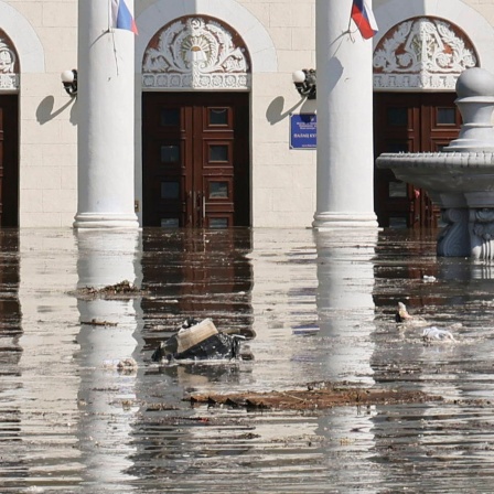 Nach einem Dammbruch im Wasserkraftwerk Kachowka erreicht Hochwasser das Gemeindezentrum in Nowaja Kachowka.