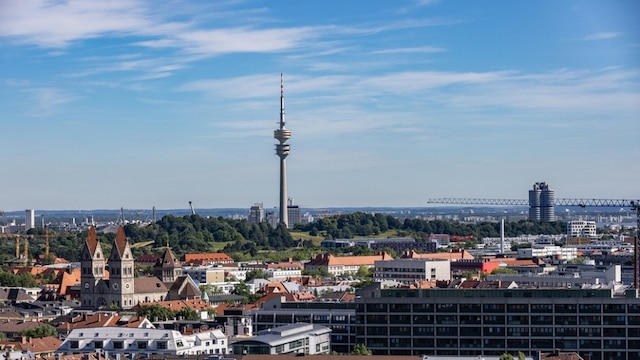 Panorama von München mit Olympiaturm. | Bild: BR/Markus Konvalin
