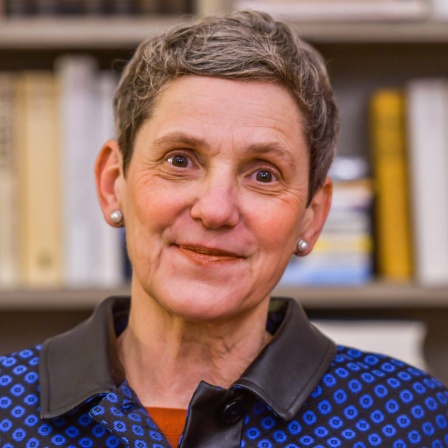 Felicitas Hoppe lächelt in die Kamera