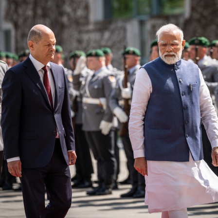 Bundeskanzler Olaf Scholz (SPD, l) begrüßt Narendra Modi, Premierminister von Indien, mit militärischen Ehren zu den deutsch-indischen Regierungskonsultationen in Berlin