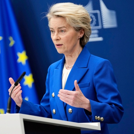 Die Präsidentin der Europäischen Kommission, Ursula von der Leyen, spricht während einer Medienkonferenz zum Verteidigungspaket im EU-Hauptquartier in Brüssel.