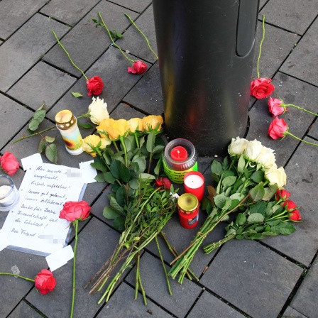 Blumen am Tatort der Todesfahrt von Mannheim