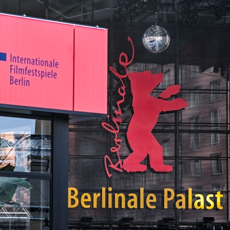 Der Berlinale-Bär und das Logo der 75. Berlinale sind am Berlinale-Palast am Potsdamer Platz zu sehen.