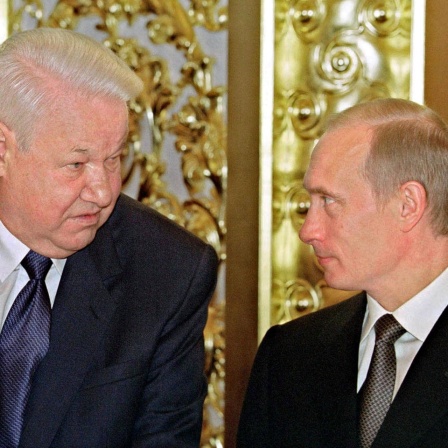 Russlands Präsident Wladimir Putin unterhält sich mit seinem Amtsvorgänger Boris Jelzin.
