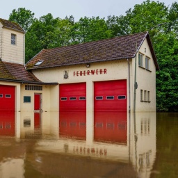 Saarland, Blieskastel: Das Feuerwehrhaus im Ortsteil Breitfurt steht unter Wasser.