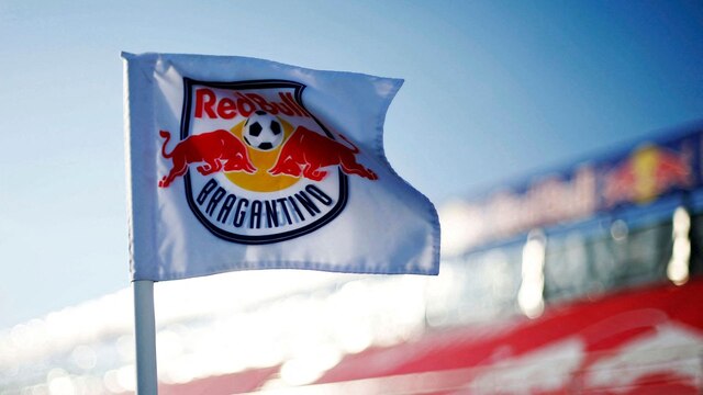 Eine Fahne mit der Aufschrift Red Bull Bragantino