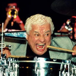 Bandleader Tito Puente bei einem Konzert im Tränenpalast