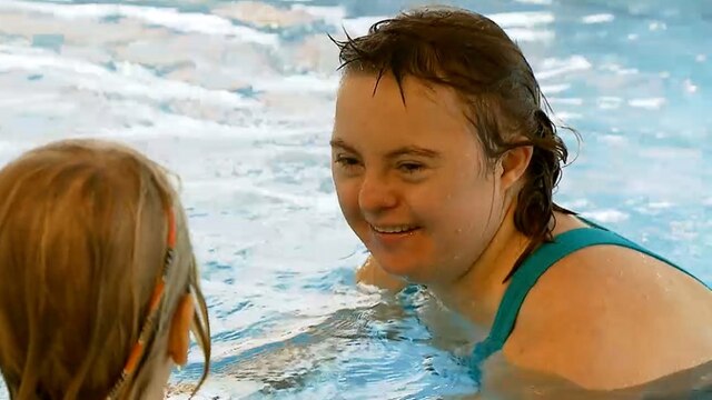 Monika Görlich ist Assistenz-Schwimmlehrerin für Menschen mit Handicap. | Bild: BR