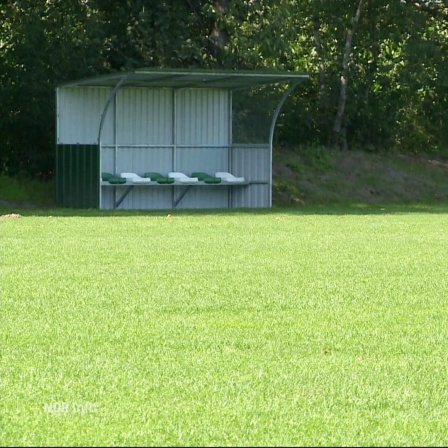 Leere Tore und Plätze auf einem Fußballplatz. 