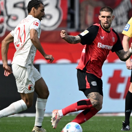 Augsburgs Claude-Maurice im Dribbling gegen Robert Andrich