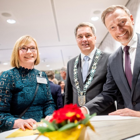 Der neue Oldenburger Grünkohlkönig Christian Lindner (r, FDP), Bundesfinanzminister, trägt sich in das Gästebuch der Veranstaltung ein, nachdem er von Nicole Piechotta (l, SPD), Ratsfrau und Bürgermeisterin in Oldenburg und Jürgen Krogmann (SPD), Oberbürgermeister der Stadt Oldenburg, begrüßt wurde.