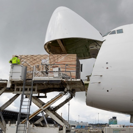 Symbolbild: Eine Frachtmaschine vom Typ Boeing 747-8 wird am Flughafen Frankfurt-Hahn durch den aufgeklappten Rumpf mit Fracht beladen.