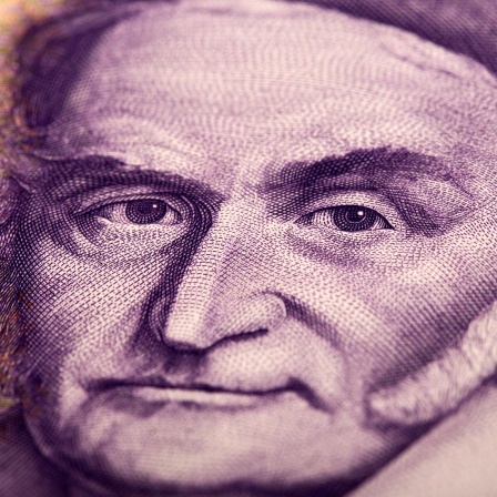 Ein Zehnmarkschein mit dem Gesicht von Carl Friedrich Gauß.