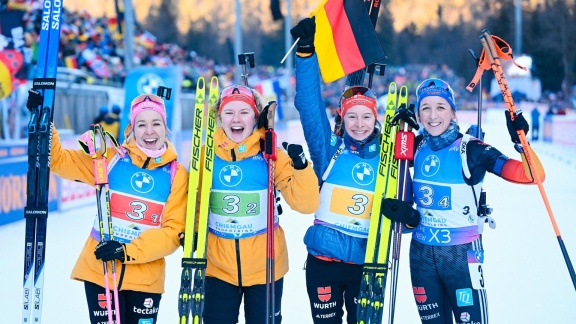 Sportschau Wintersport - Die Staffel Der Frauen In Ruhpolding - Die Siegerehrung