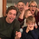 Tobi mit mehreren Kindern, die Grimassen schneiden. | Bild: Megaherz